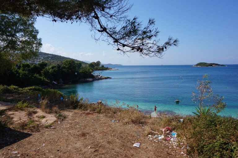 Ein Bild der albanischen Riviera die zum entspannen und Baden einlädt