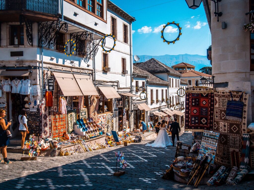 Die Altstadt von Gjirokastra eignet sich hervorragend für einen Spaziergang und um Souvenire zu kaufen