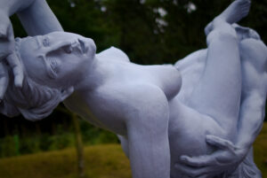 Dieses Bild zeigt eine der Statuen die in dem Thmenpark Jeju Loveland auf der Insel Jeju zu sehen ist