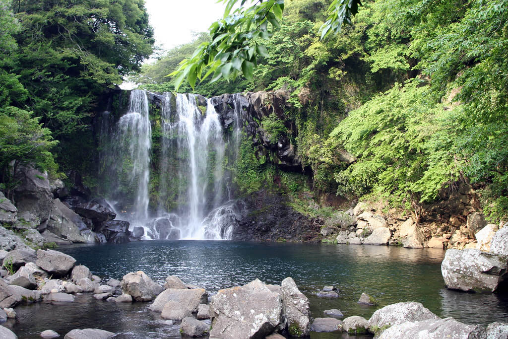 Einer der Stufen des Cheonjeyeon Wasserfalls, welcher sich westlich der Hafenstadt Seogwipo befindet.