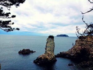 Der Felsen Oedolgae​, reicht 20m aus dem Meer und wird auch der einsame Fels genannt. Nahe der Sehenswürdigkeit führt ein Spazierweg entlang der Küste.