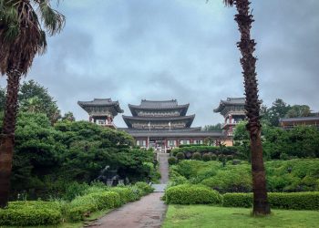 Jeju_Yakcheonsa Dies ist der Yakcheonsatempel, auch Tempel der Medizinquelle genannt. Eines der wohl beeindruckensten Bauwerke auf der Insel in Jeju.
