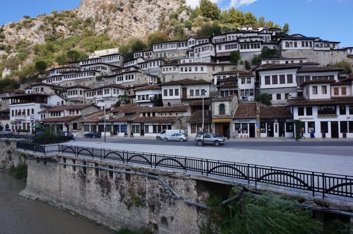 Bild auf einen Berghang Berats, die Stadt der tausend Fenster